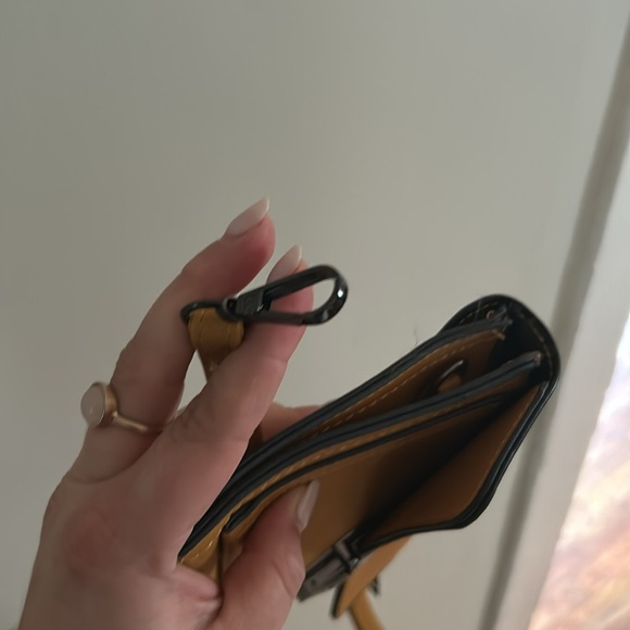 🎄 Crossbody Yellow Tan Bag Good Condition Light Weight Sling Bag - Picture 4 of 7